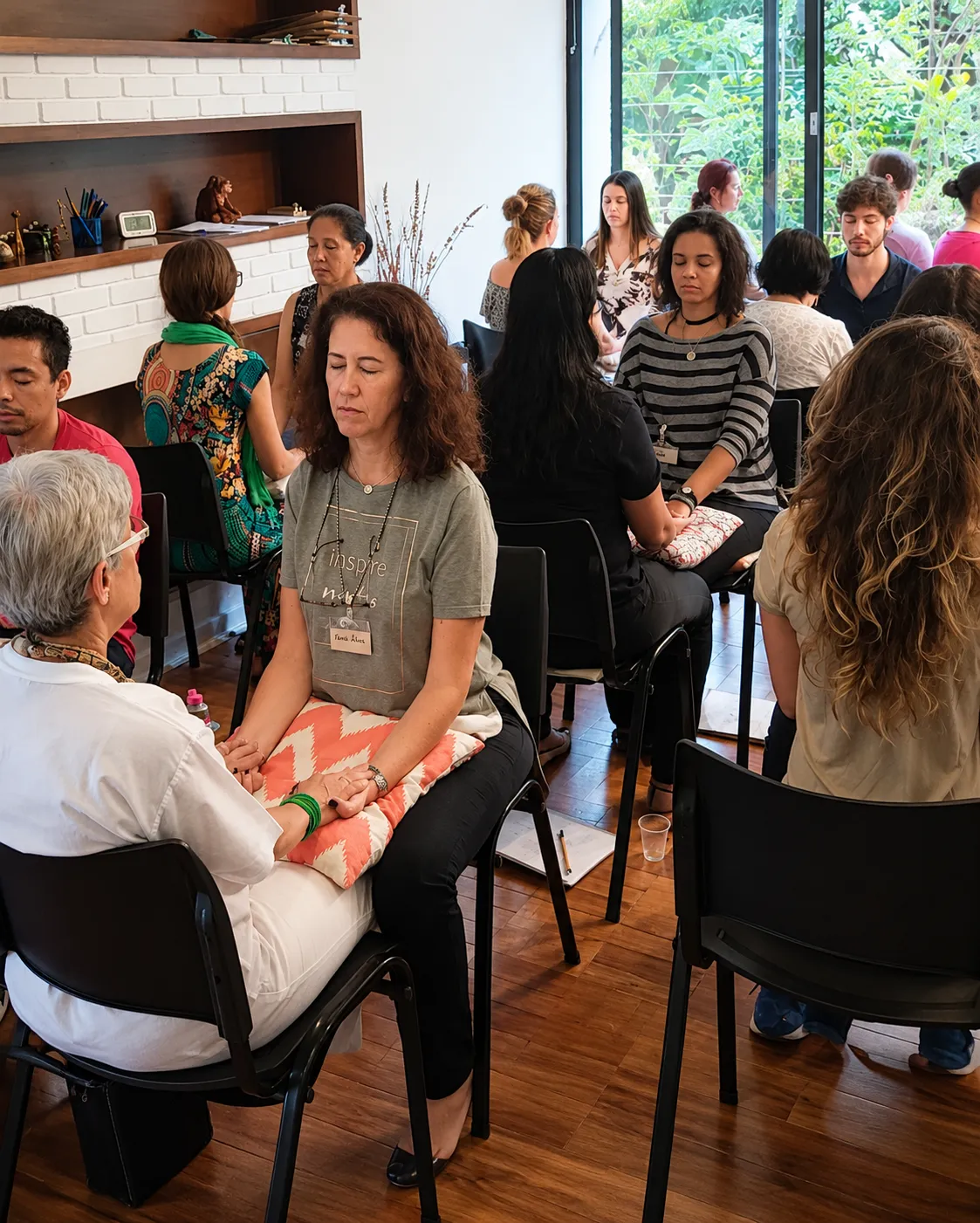 Pessoas em uma prática de desenvolvimento humano na Casa Theta